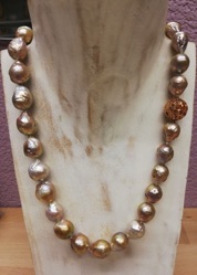 Ming-Perlen 12-15mm goldfarben mit filigraner Wechselschliesse in Rosegold 18 Karat    Fr. 980.—