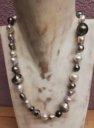 Perlen gemischt Tahiti, Südsee und Süsswasserperlen mit Wechselschliesse  Kette    Fr. 1560.—       Wechselschliesse wie Modell   Fr. 220.—